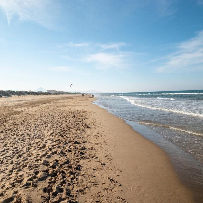 enorme playa en la localidad de oliva valencia