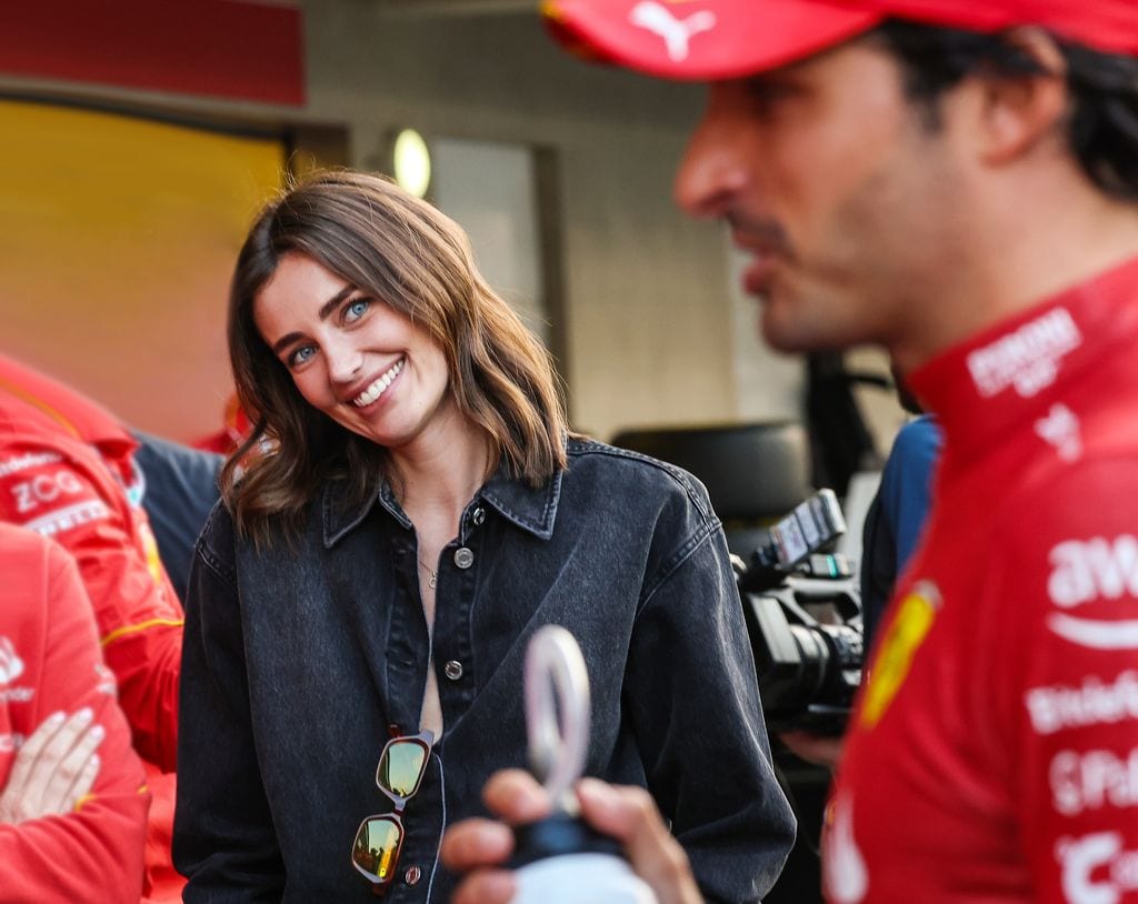 Carlos Sainz y su novia, Rebecca Donaldson, en el Gran Premio de México el 27 de octubre de 2024