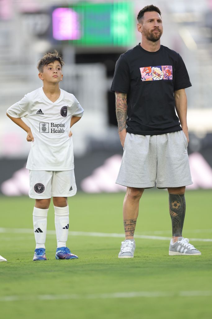 Messi, con su hijo Thiago tras un partido del joven jugador