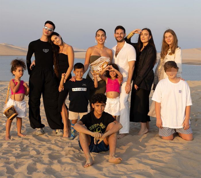 Georgina Rodríguez con sus hijos y sus amigos en el desierto