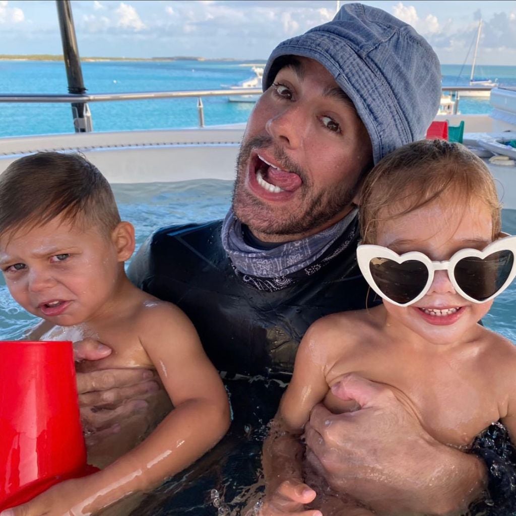 Enrique Iglesias y sus hijos