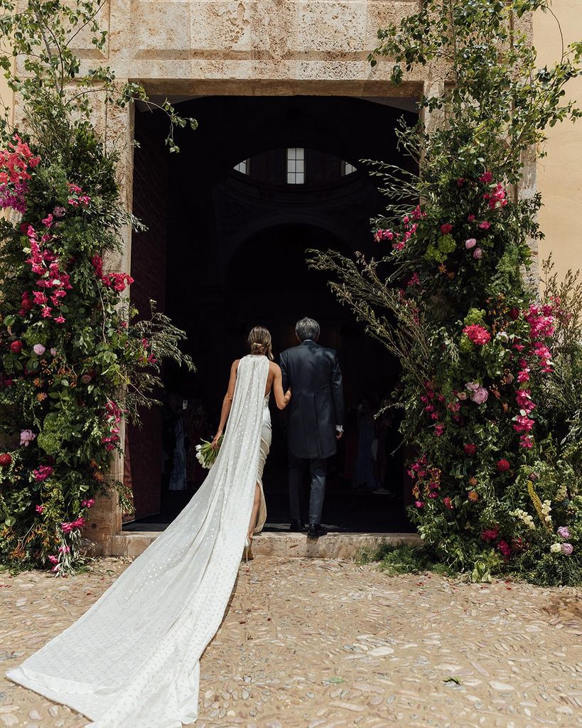 Columnas florales silvestres para entradas de iglesias en bodas