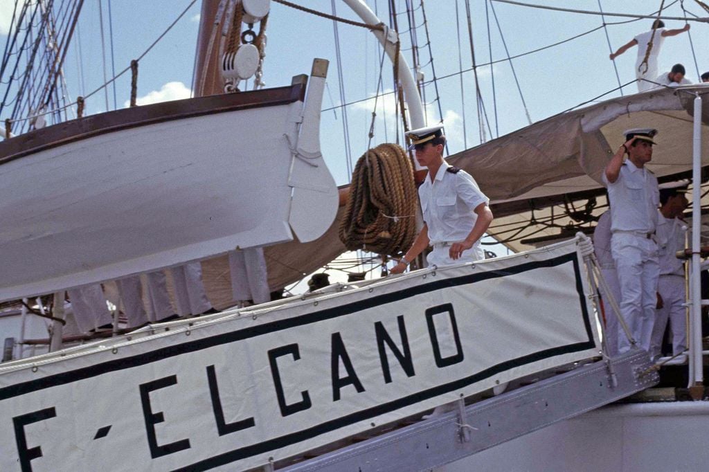 Plano medio del Rey Felipe VI de joven bajando del buque