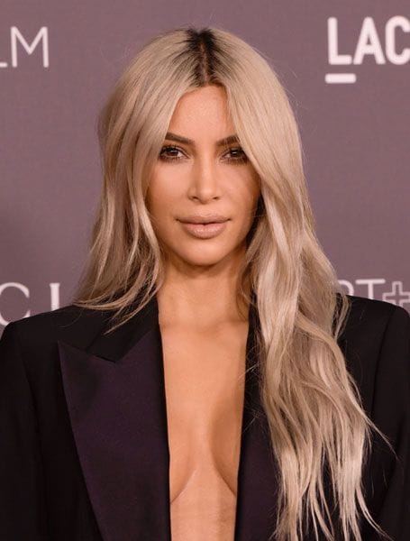 Kim Kardashian cabello platinado largo