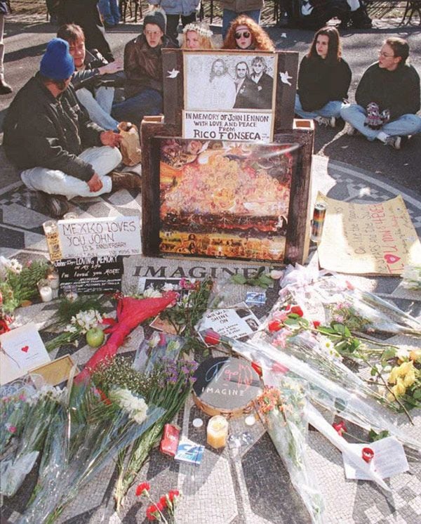 Yoko esparció las cenizas de su marido en el Central Park de Nueva York, a escasos metros del apartamento donde vivían y donde más tarde se creó el monumento conmemorativo Strawberry Fields, cita ineludible para todos los fans del cantante 