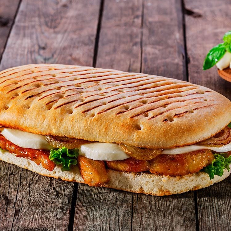 'Panini' de pollo con mozarela y cebolla frita