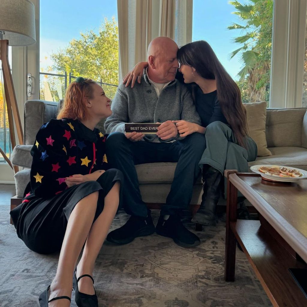 La última imagen de Bruce Willis celebrando son sus hijas Acción de Gracias mientras continúa su batalla contra la demencia