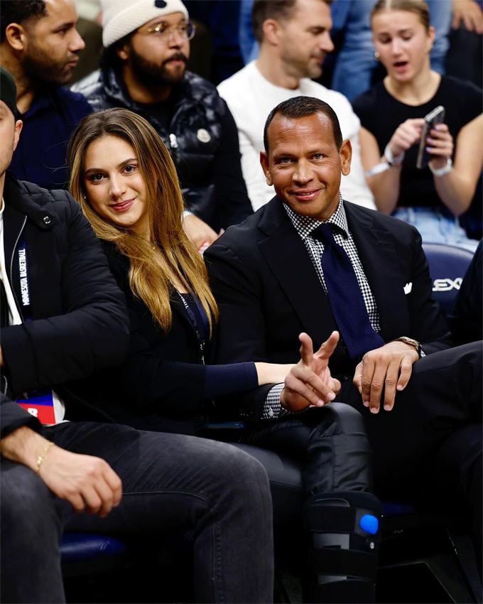 Alex Rodriguez con su hija Ella, con quien suele ir a los partidos de baloncesto