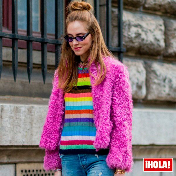 Chiara Ferragni es de las pocas streetstylers que no cambiarían el color por el negro. En París, con ripped jeans de Levi's en azul lavado, abrigo de pelo de color rosa de Philosophy y un jersey de rayas horizontales de Gucci, exactamente el mismo que también ha llevado Alexa Chung.
