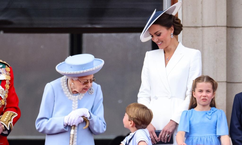 Reina Isabel, princesa Charlotte y príncipe Louis