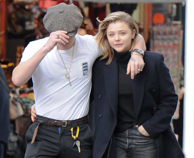 Brooklyn Beckham y Chloë Moretz looks Notting Hill