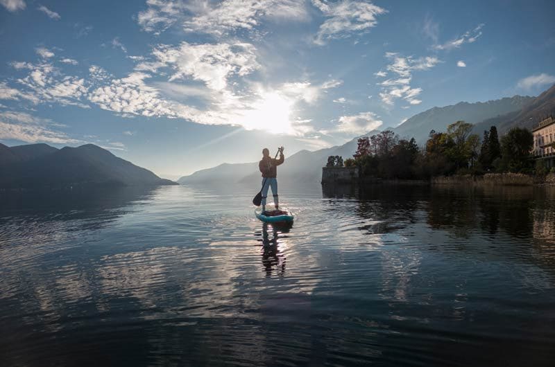 chica paddle surf lago