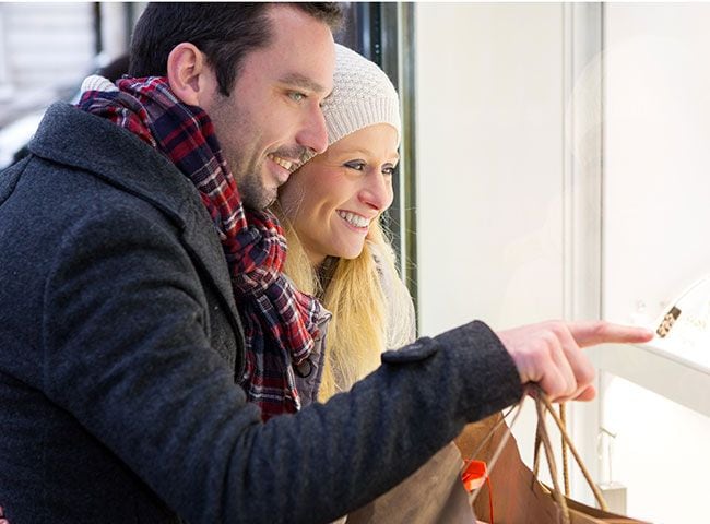 Pareja de compras navideñas