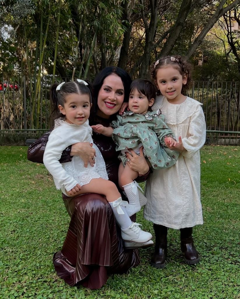 América Guinart junto a sus nietas.