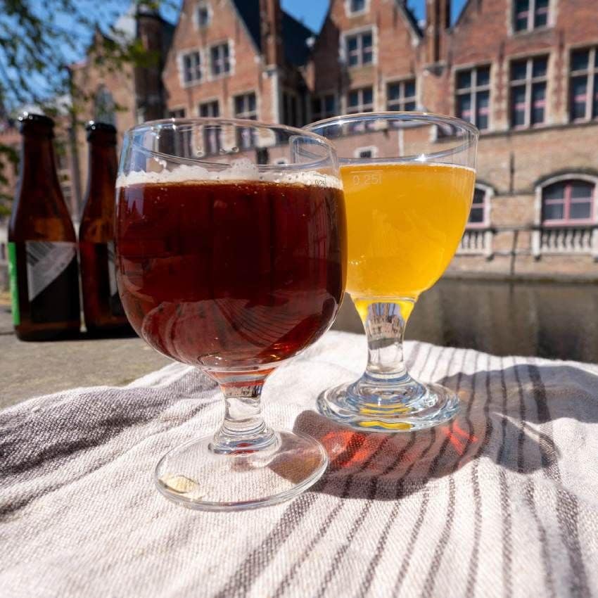 cervezas frente a los canales de brujas