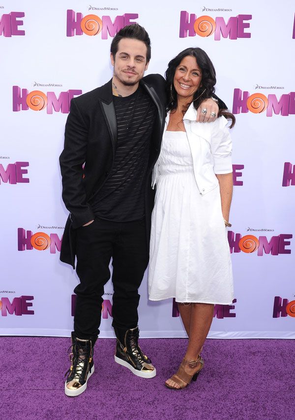 Casper Smart acudió con su madre, Shawna
