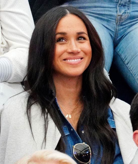 Meghan Markle con collar de iniciales