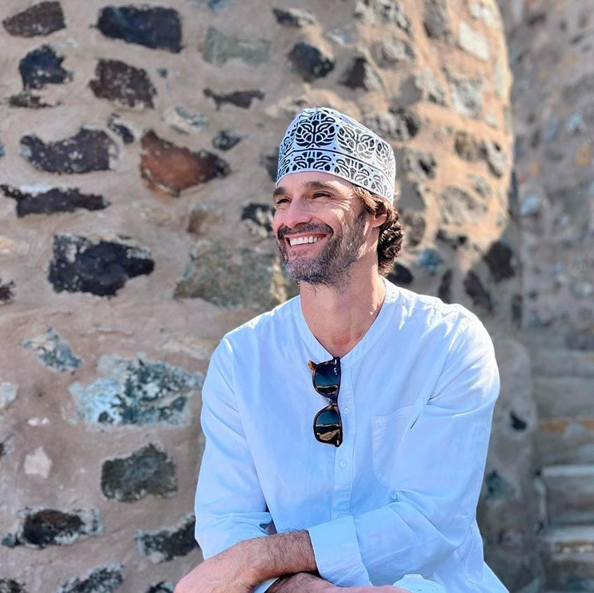 El actor de Culpa Mía, Iván Sánchez, es un apasionado de los viajes, aquí le vemos posando en Omán