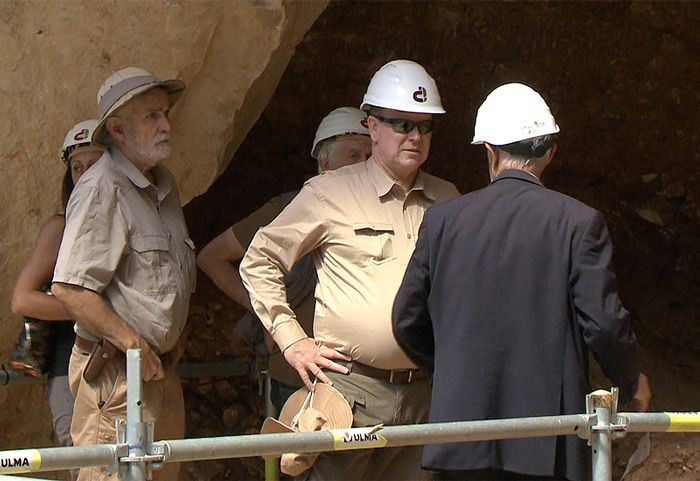 Alberto de Mónaco visita los yacimientos de Atapuerca 