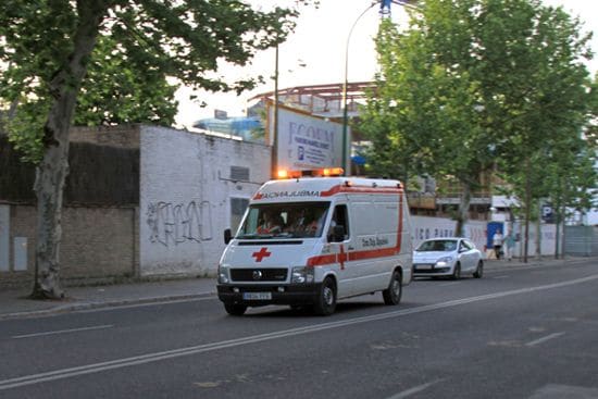 La ambulancia trasladando al torero al Hospital Sagrado Corazón de Sevilla