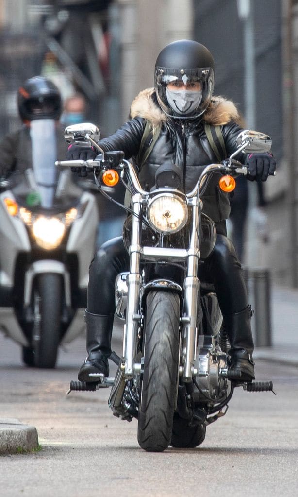 Genoveva Casanova queda a comer con un amigo con su Harley y look motero