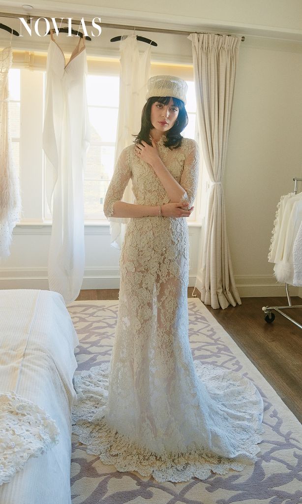 Cristina deslumbra con un escultural vestido de encaje de Samuelle Couture en Spina Bride, complementado con un sombrero de Mains de Vapeur y deslumbrantes piezas de las colecciones Knot y Lock de Tiffany & Co.