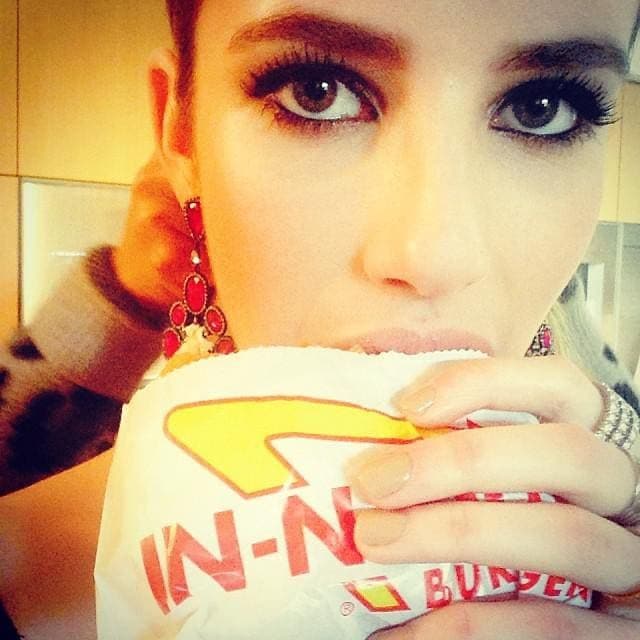 emma roberts nunca le dice no a una hamburguesa