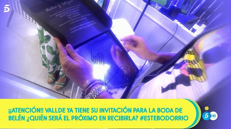 Belén Esteban entrega en directo a sus compañeros la original invitación de su boda