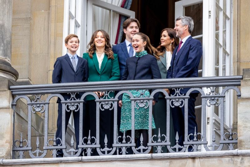 Los príncipes Federico y Mary de Dinamarca con sus cuatro hijos
