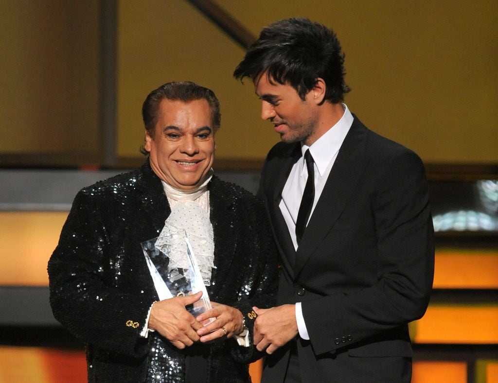 Juan Gabriel recibió de manos de Enrique Iglesias su premio a Persona del Año en 2009.