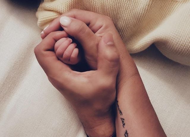 El 16 de mayo del 2023, Maite Perroni y Andrés Tovar anunciaron el nacimiento de su hija Lía con esta imagen.