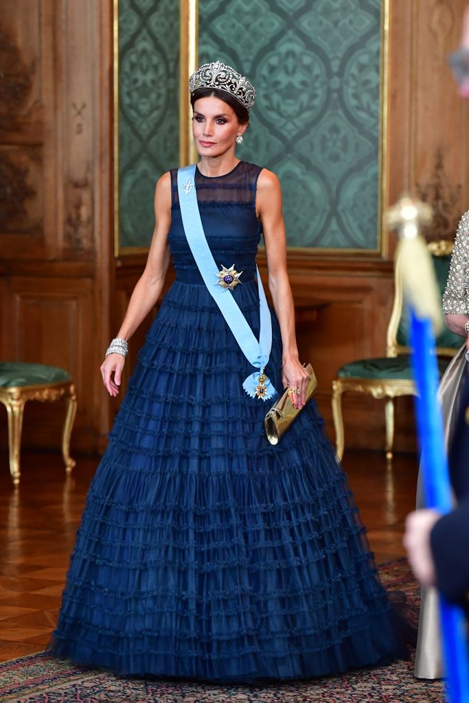 reina Letizia vestido azul tiara