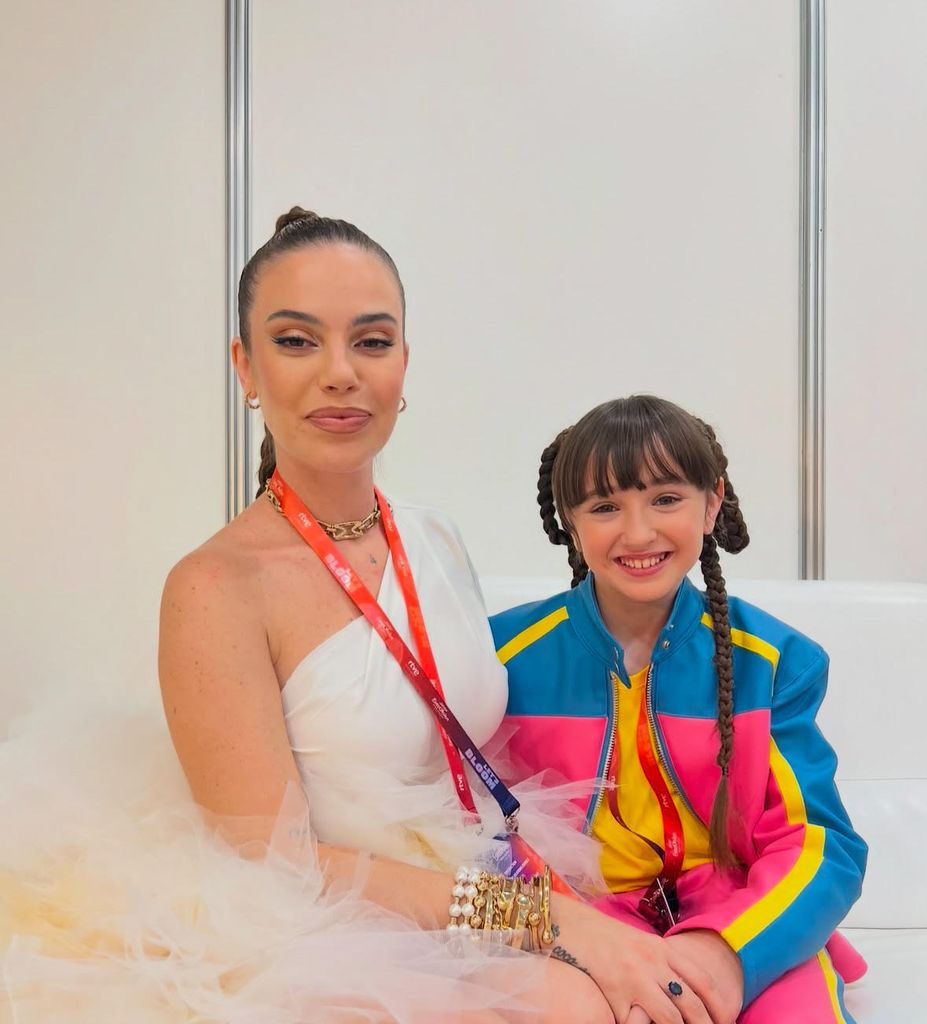 Sobre estas líneas, Chloe delaRosa junto a María Isabel, quien representó a España en Eurovisión Junior en 2005