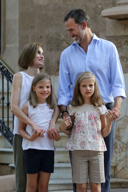 Doña Letizia ha sufrido recientemente un duro golpe con la muerte de su abuelo, Francisco Rocasolano, pero en esta imagen se ve como don Felipe y sus hijas son los que logran sacarle una sonrisa
