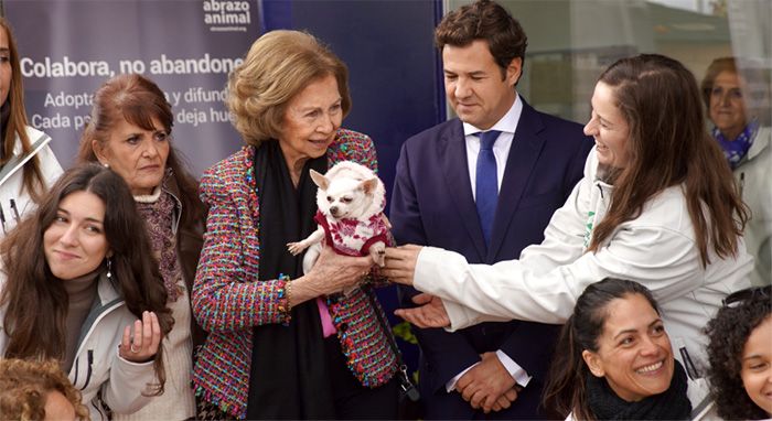 La Reina con un perrito en brazos