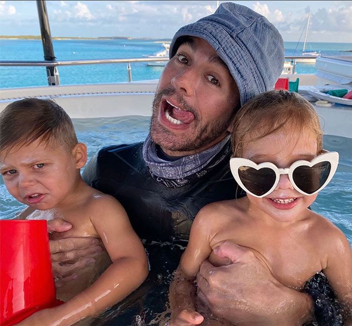 Enrique Iglesias y sus hijos