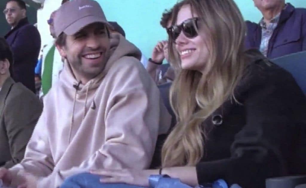 Gerard Pique y Clara Chia disfrutan de un partido de fútbol en Marruecos, mientras Shakira estaba de gira con los niños.