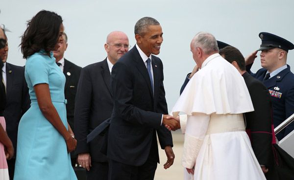 El Pontífice fue recibido en la base aérea de Andrews por el presidente Barack Obama, su esposa, Michelle, acompañados de sus hijas, Sasha y Malia
