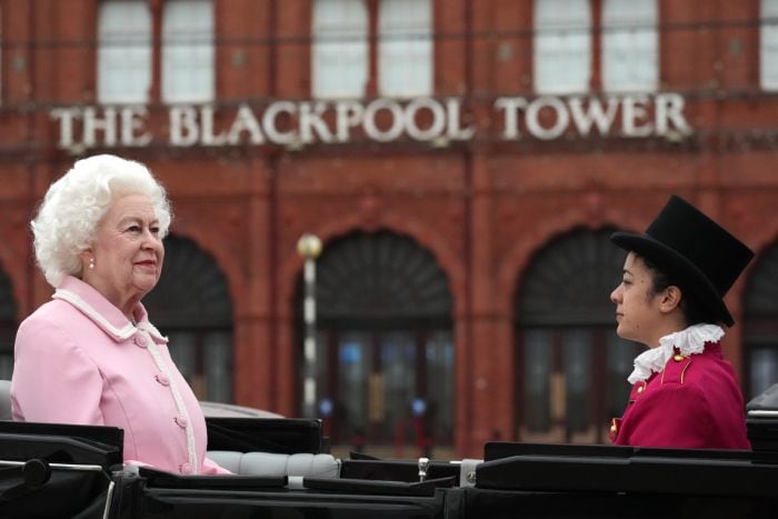 Nueva figura de cera de Isabel II, ¿cuál es la real y cuál la imagen?