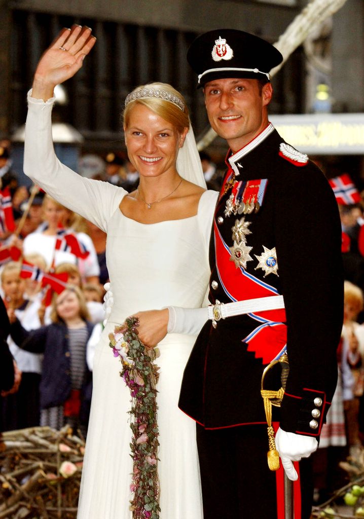 Los príncipes Haakon y Mette-Marit el día de su boda, en la catedral de Oslo, en 2001