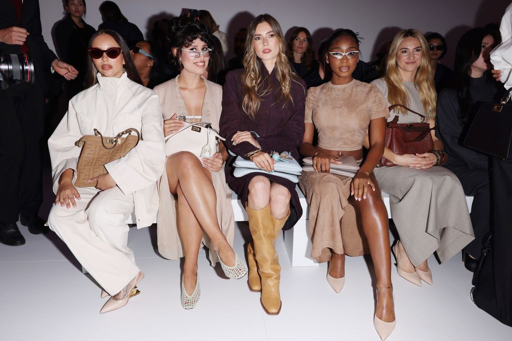 Jade Thirlwall, Raye, Zita d'Hauteville, Normani y Shailene Woodley en el desfile de Fendi durante Milan Fashion Week