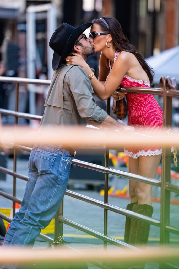 Bella Hadid y Adan Bañuelos en Nueva York el 12 de septiembre de 2024