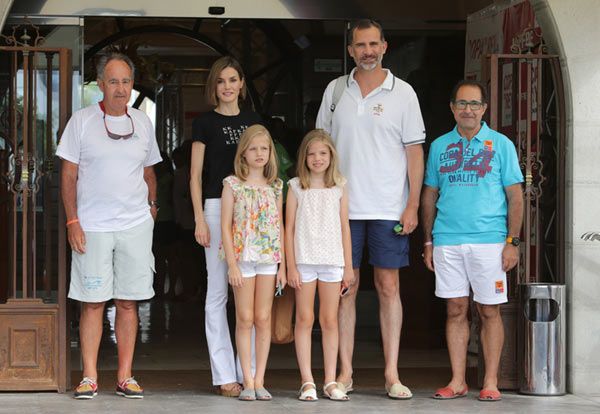 Los reyes Felipe y Letizia con sus hijas, la princesa Leonor y la infanta Sofía, posando en el Real Club Náutico junto al presidente y vicepresidente
