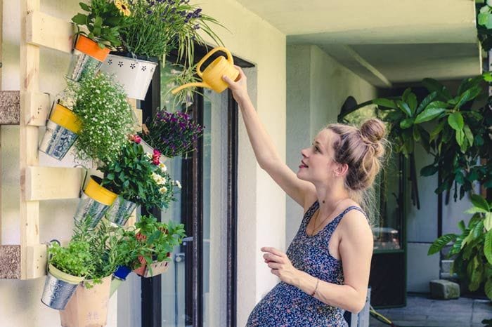 mujer regando las plantas