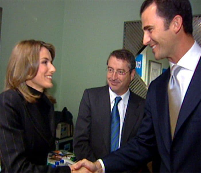 Felipe de Borbón saluda a Letizia Ortiz