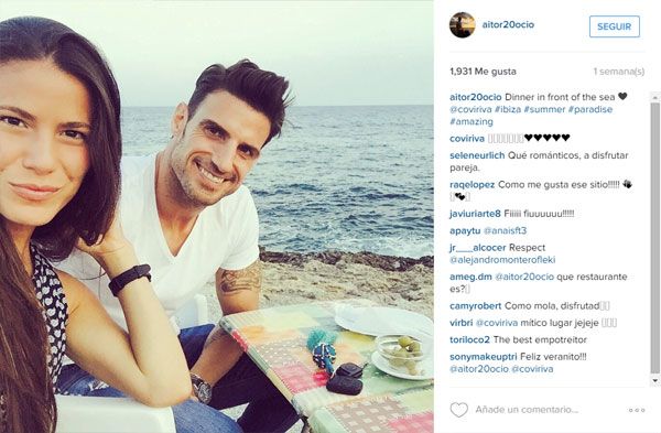 Aitor Ocio compartió en Instagram esta fotografía de una de sus cenas frente al mar con su chica
