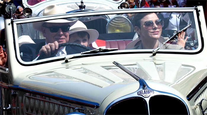 Alberto y Charlene de Mónaco con sus hijos