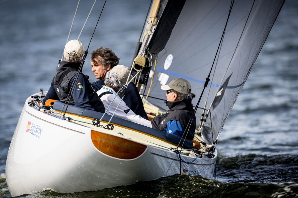 Two hundred boats fill the Pontevedra estuary with sails in the Rey Juan Carlos Regatta