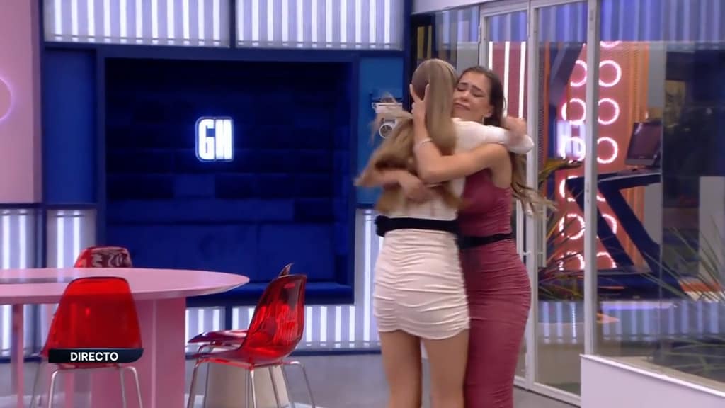 Silvia and Lucía hugging in the Big Brother house