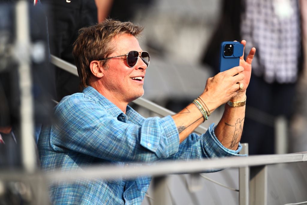 Desde los boxes, Brad Pitt se dejó ver relajado y emocionado por lo que sucedía en la pista, un día después de haberse convertido en protagonista de la segunda jornada del Gran Premio de México.